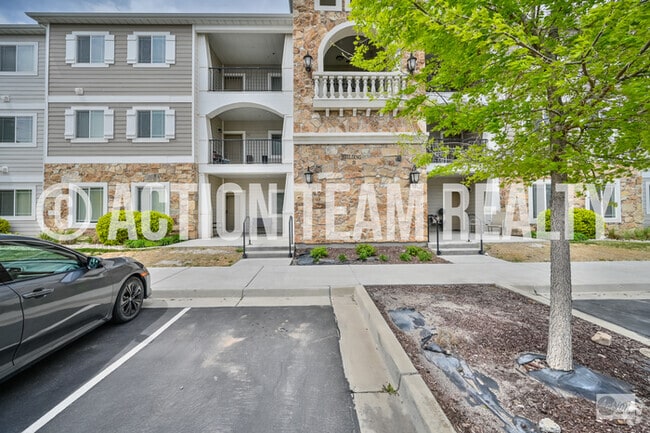 Building Photo - Top Floor Condo in Saratoga Springs! Unit 226