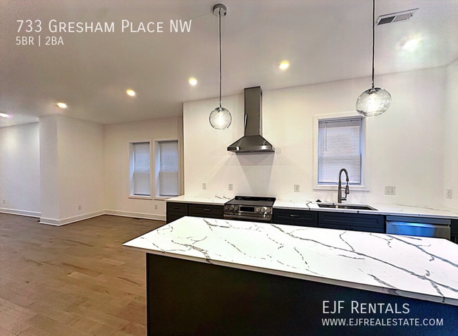 Photo - 733 Gresham Pl NW