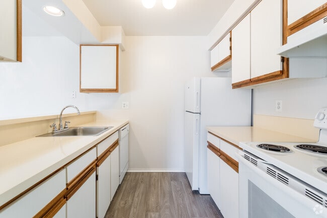 2 BR, 2 BA - 985 SF
