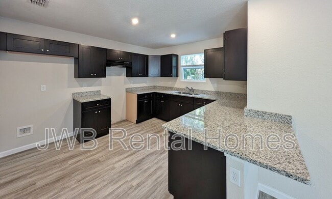 Photo - 835 Oakley St