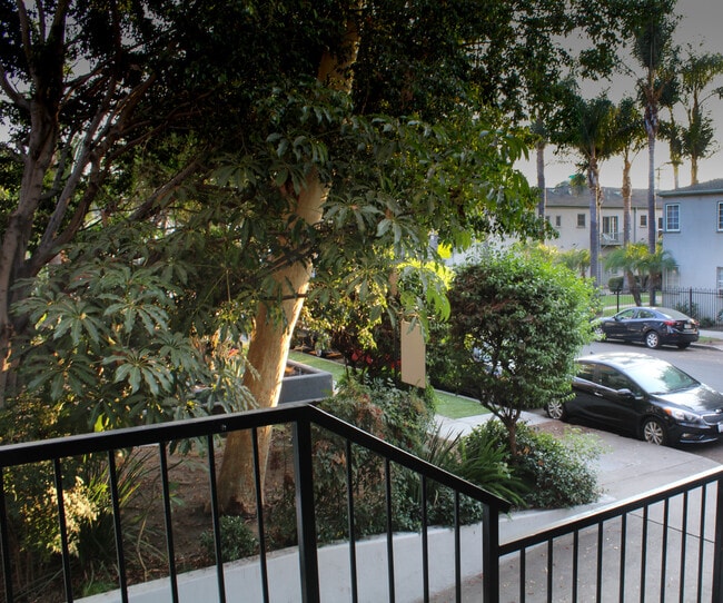 Photo - 1818 N New Hampshire Ave Unidad 204A