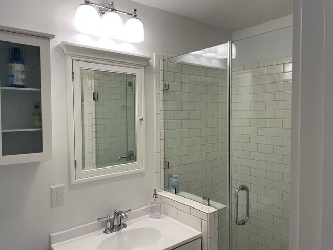 Photo - Old Village Cottage - 1.5 Blocks to Pitt S...