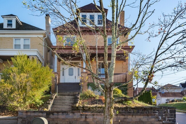 Building Photo - 5 bed 1 bath - newly updated, tons of space, central air, off street parking, laundry