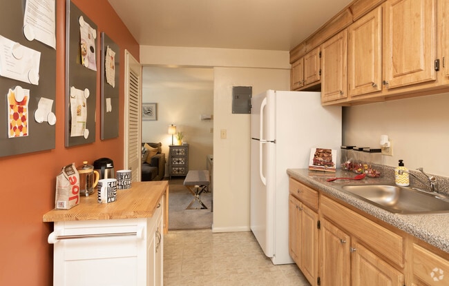 2BR, 1BA - 643 SF