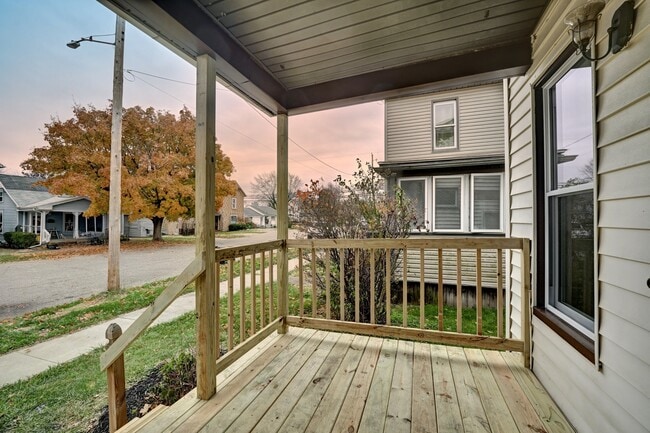 Photo - 214 2nd St SE