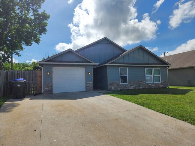 Building Photo - Like new 4BR, 2BTH with att gar and over 1500sq ft!