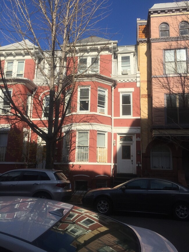 Building front - 1829 Swann St Unidad #4