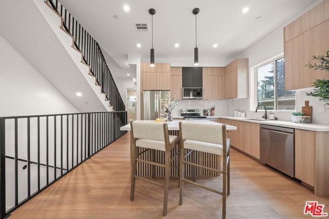 Photo - 257 1/2 S Park View St