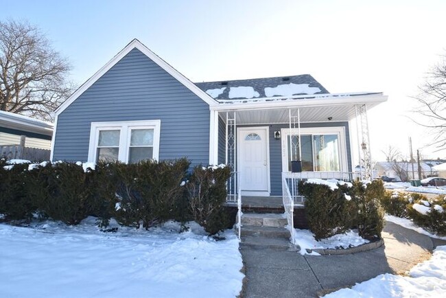 Building Photo - Mishawaka Northside 3 bedroom 1 1/2 story home with 2 bathrooms