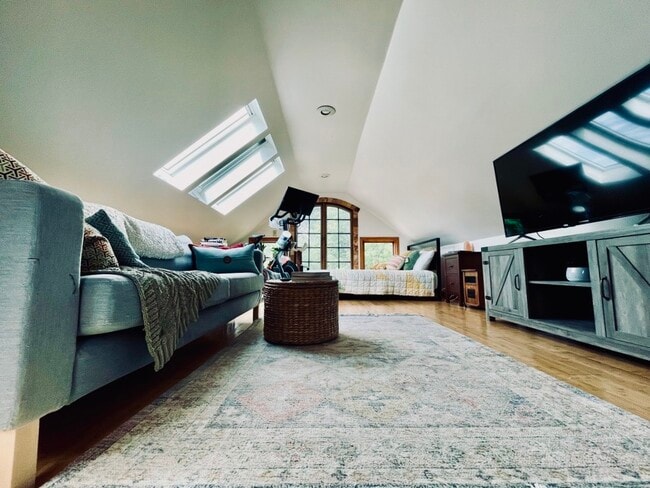 Building Photo - 1701 Taylor St NE Unit 3