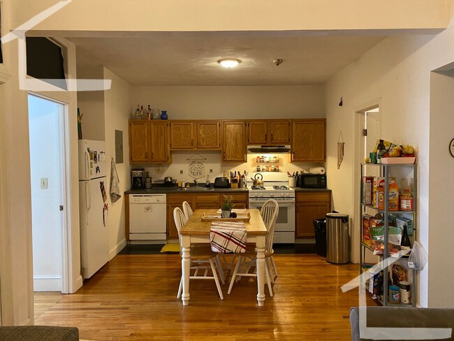 Renovated Brighton 4 Bed/2 Bath on Brookli... - Renovated Brighton 4 Bed/2 Bath on Brookli... Condo