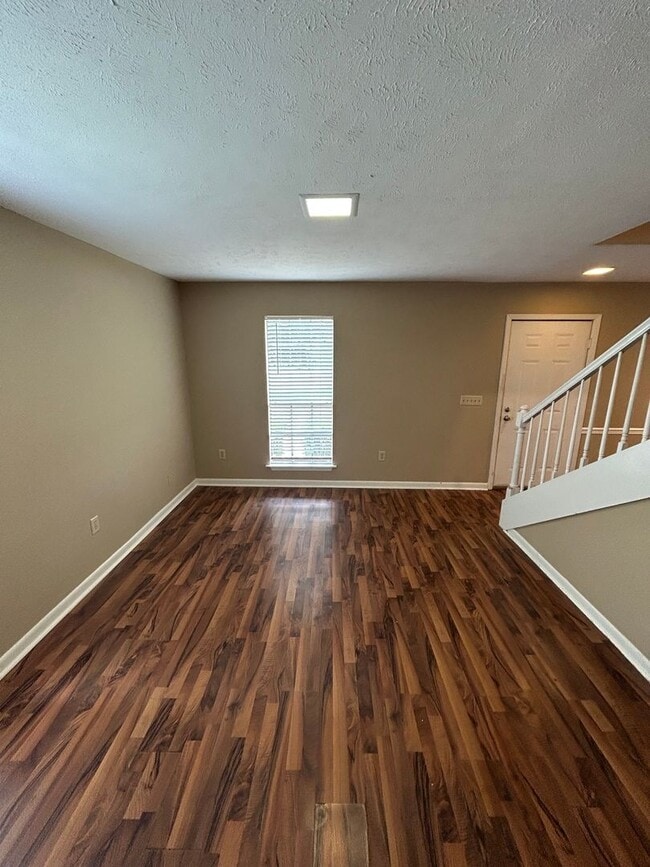 Photo - 900 Whitworth St