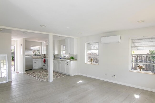 Photo - 422 N Broadway