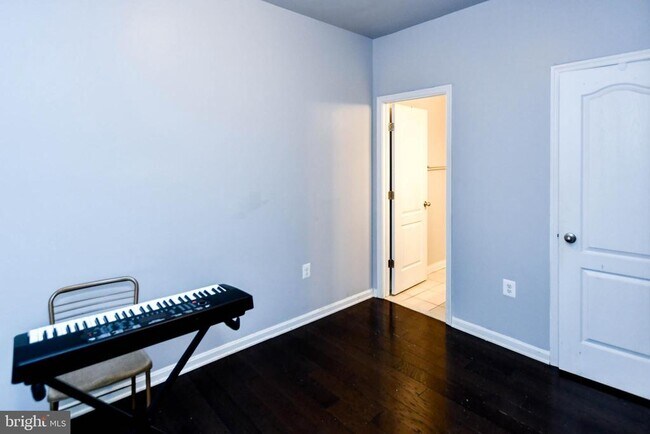 Photo - 608 Parkside Pl NE