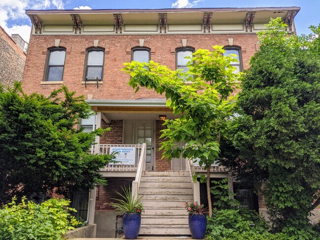 907/909 S. Laflin St - Building Entry - Harris Point Chicago