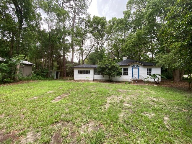 Building Photo - Comfortable 3BR Home Minutes from UF and Midtown
