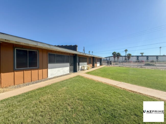 Building Photo - This Charming 2/1 Phoenix Apartment Unit Offers a Blend of Modern Comfort and Convenience!