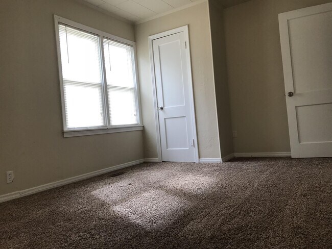 Photo - 1221 N Louisa Ave