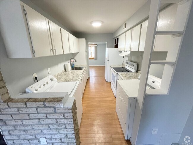 Building Photo - 34 Wooded Way Rental