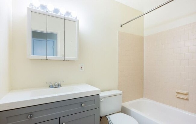 Photo - 2247 Sedgwick St Unidad C