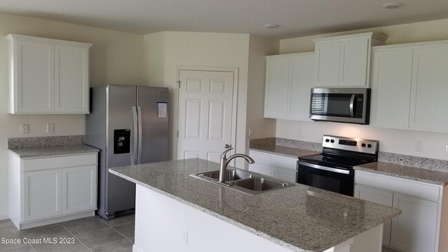 Photo - 760 Acadia Ct SE