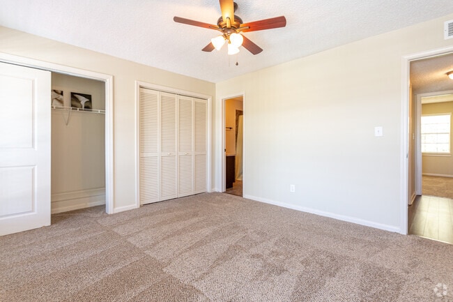 2BR, 2BA - 1,000 SF