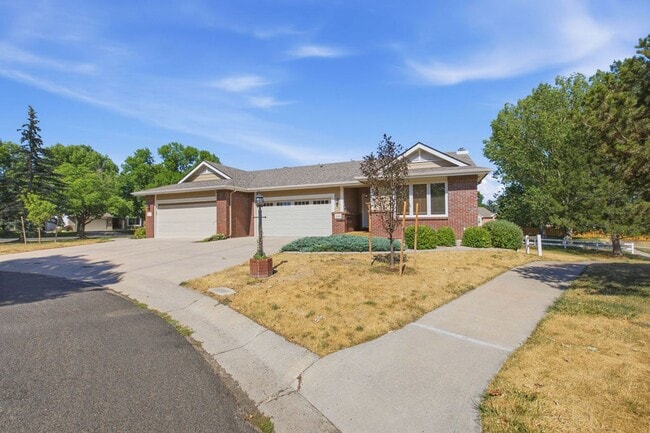 Building Photo - 4 Bedroom 3 Bathroom Duplex in Emerald Glen