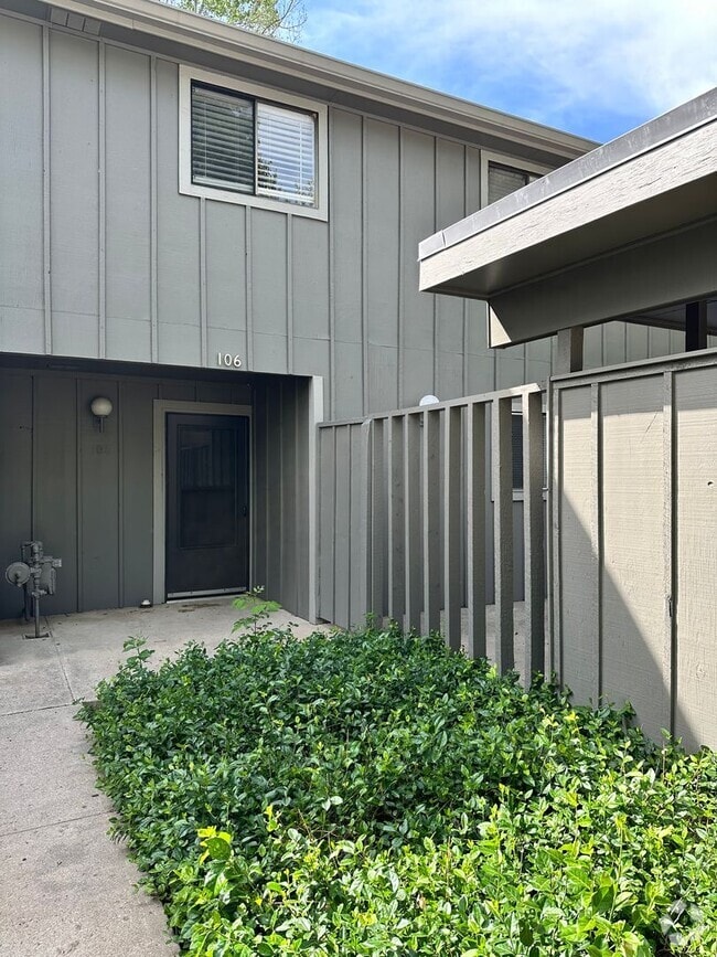 Building Photo - Fully Updated Townhouse in Mid-Town Ft Col...