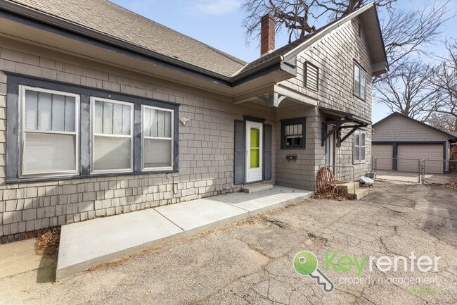 Photo - E Lewis St Duplex Unit 4117