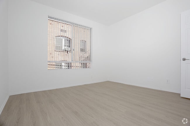 1BR, 1BA - 650 SF