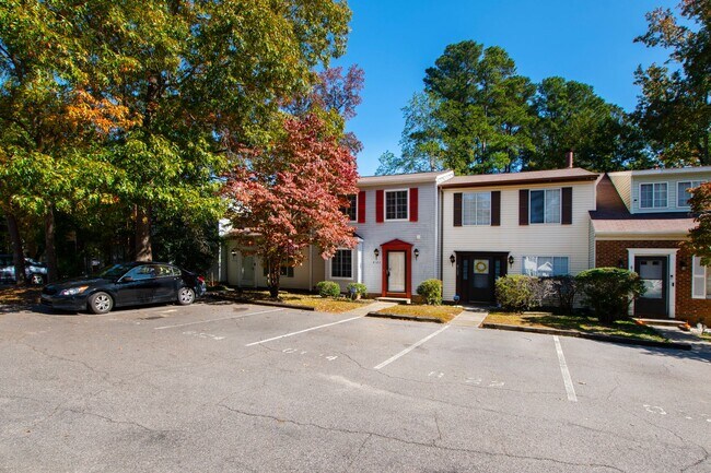 Charming 2-Bedroom Townhome with Fenced Ya... - Charming 2-Bedroom Townhome with Fenced Ya...