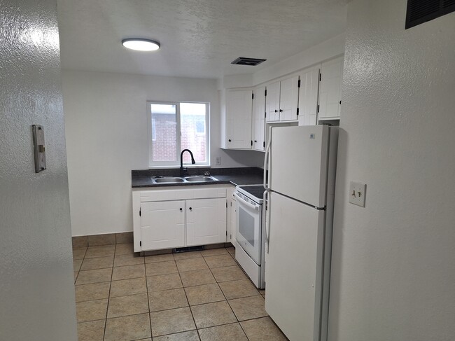 Photo - Roy 4-plex 2002 Unit 2