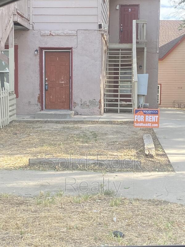 Building Photo - 714 E 3rd St Unit 1