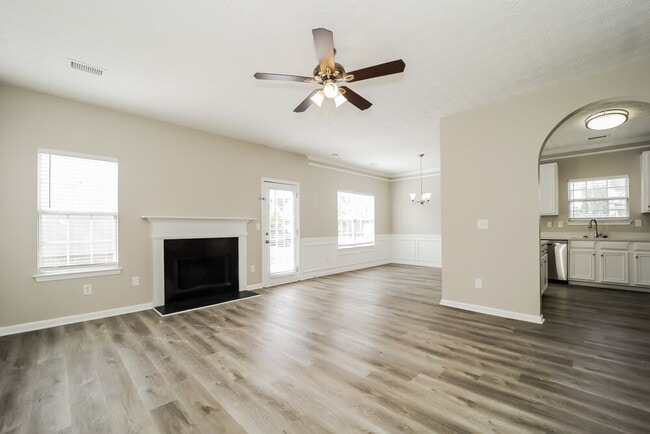 Photo - 1550 Leonard St