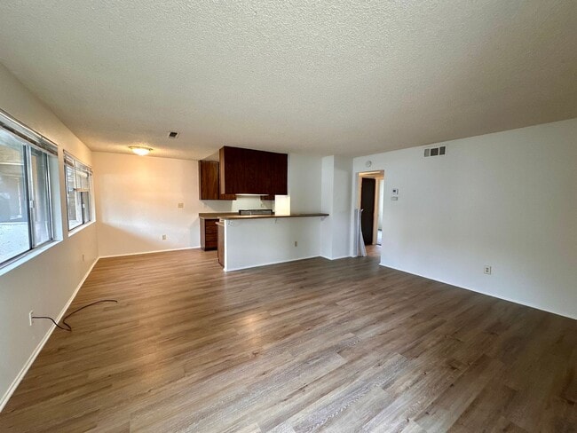Building Photo - 2040 Victor Ave Unit 02