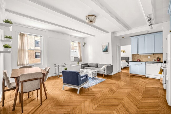 Building Photo - 140 W 71st St