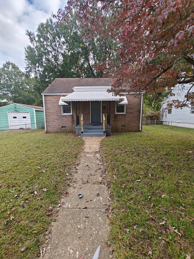 2 bedroom home with fenced in rear yard - 2 bedroom home with fenced in rear yard