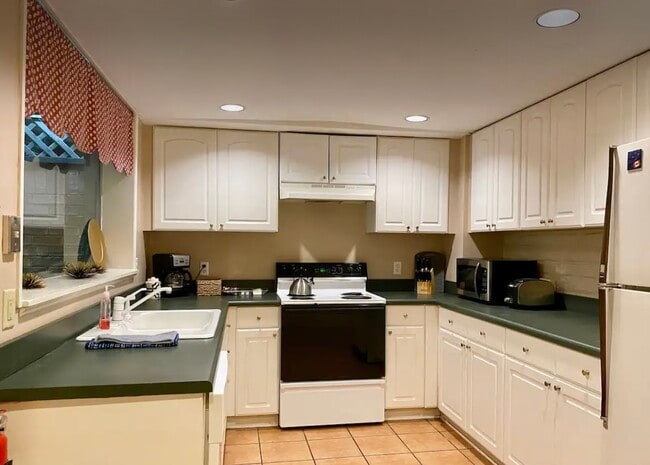 Photo - 207 W Jones St Unit Garden Apartment A