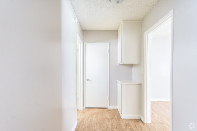 1BR, 1BA - 850 SF