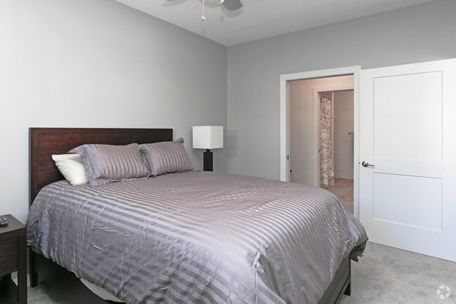 2BR, 2BA - 1027 SF