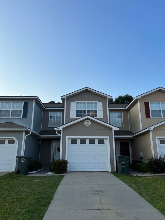 Photo - 105 Winthrope Ln