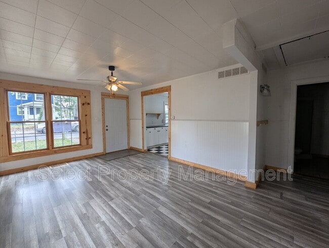 Photo - 2062 Pauline St