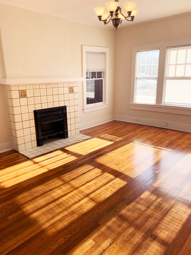 Building Photo - 4701 Gaston Ave Unit x Rental