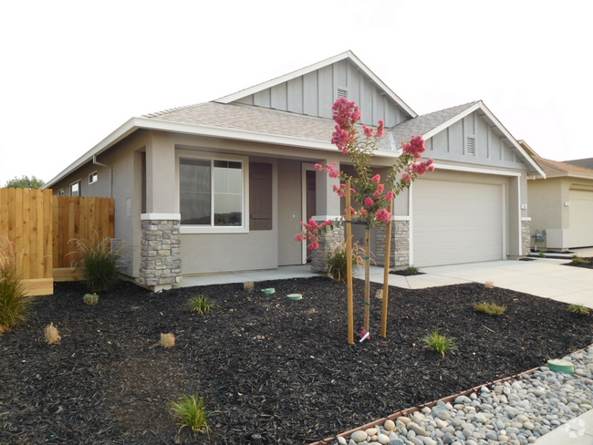 Building Photo - North Merced: $2400 4 Bedroom / 3 Bath Hou... Rental