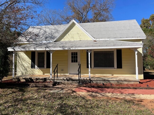 Building Photo - Newly Renovated 2-3 Bed, 1 bath home locat...