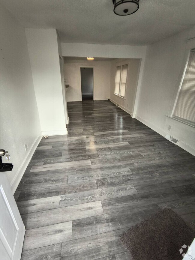 Building Photo - 1127 Montrose Ave Unit 1127 Montrose Lower Rental