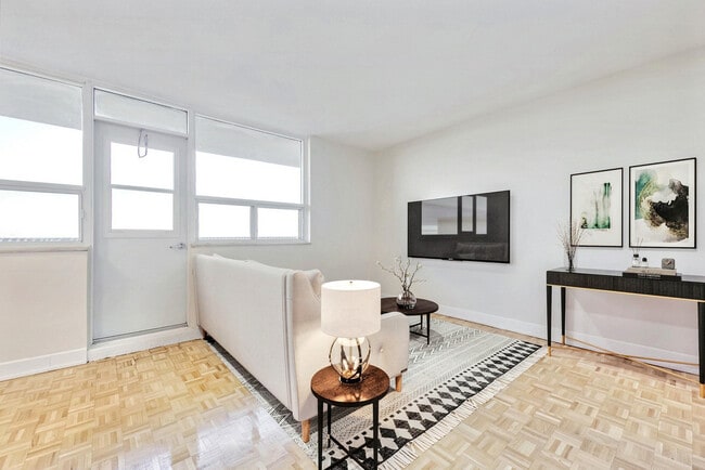 Photo - Upper Canada Court, Centre