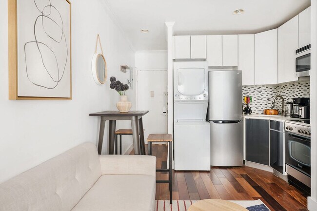 241 E 24th St Unit SI ID1022035P