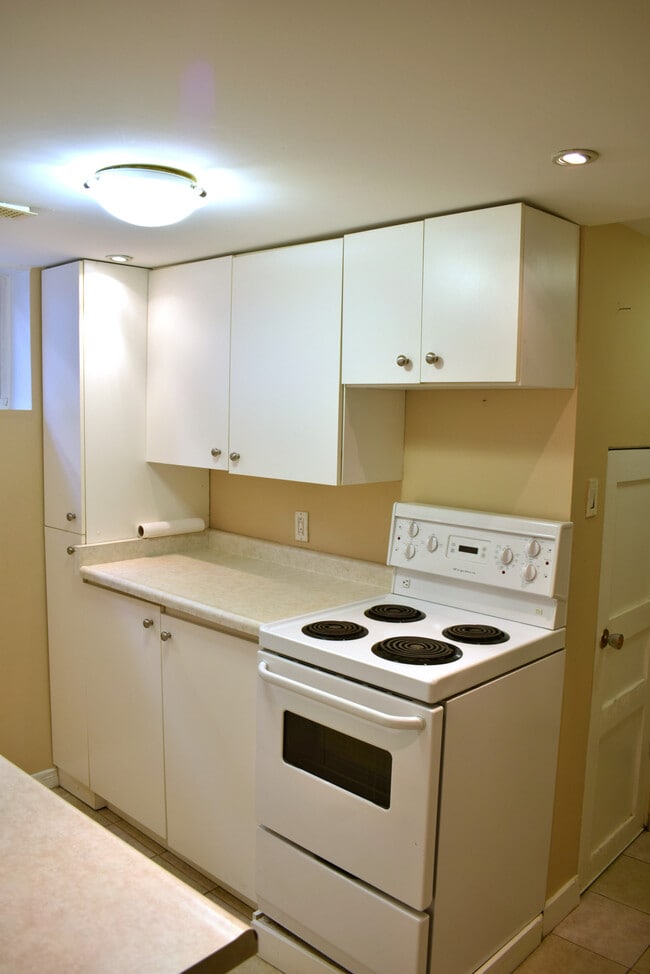 Building Photo - 1 Bedroom with Parking Near West Mountain Unit 2