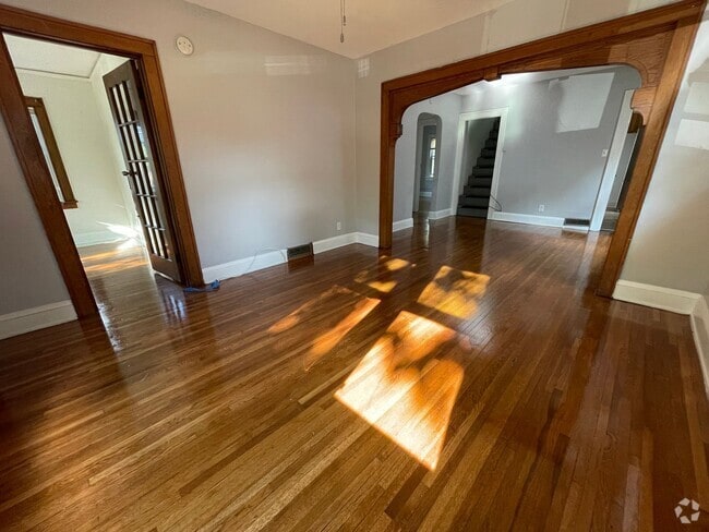 Building Photo - Huge 6 Bed with 2 Bonus Rooms for Den/Offi... Rental